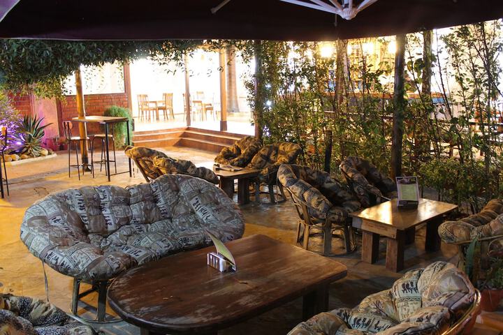 Lounge 28 of 50