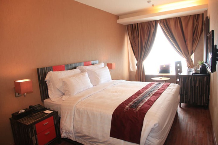 Room 5 of 16