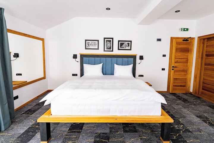 Room 2 of 77