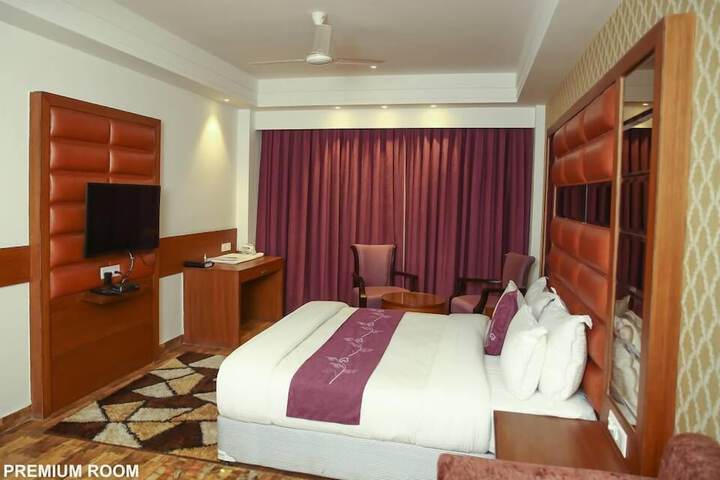 Room 6 of 12