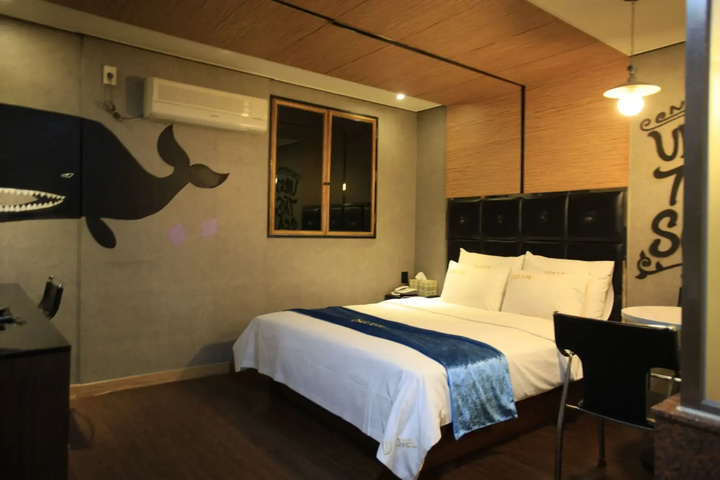 Room 6 of 26