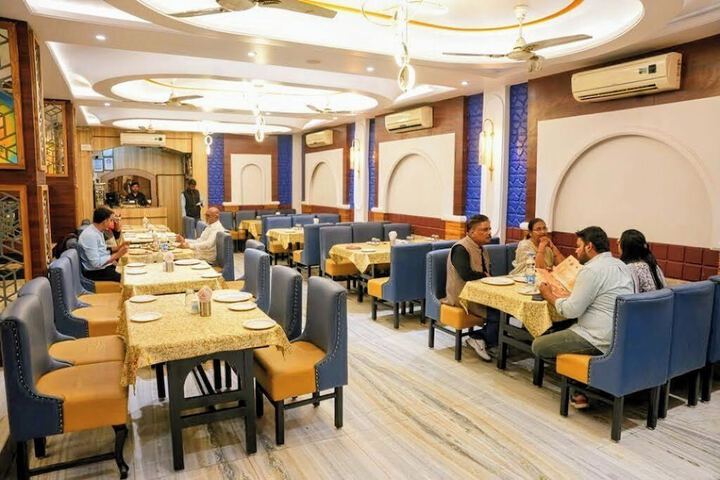 Dining 4 of 8