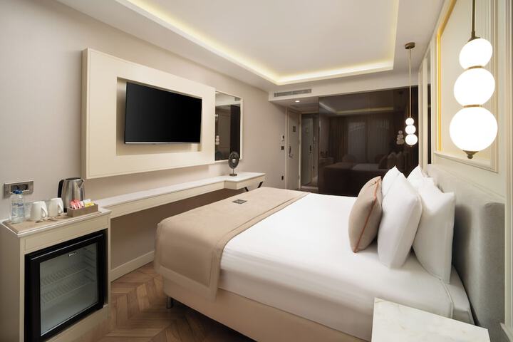 Room 10 of 16