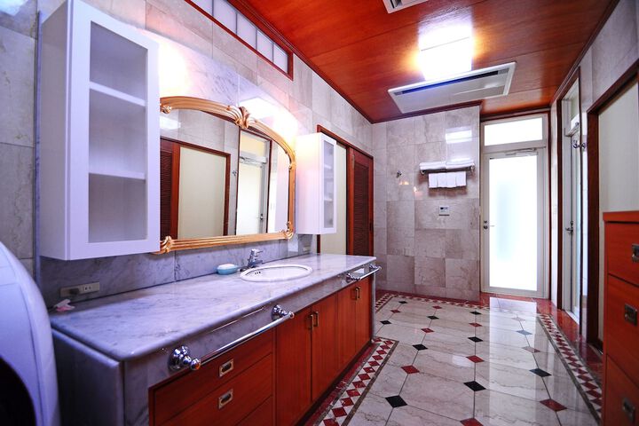 Room 12 of 21