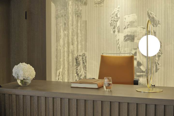 Concierge desk
