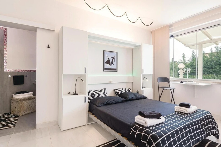 Room 4 of 16