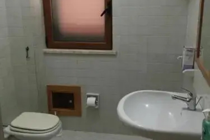Room 6 of 7