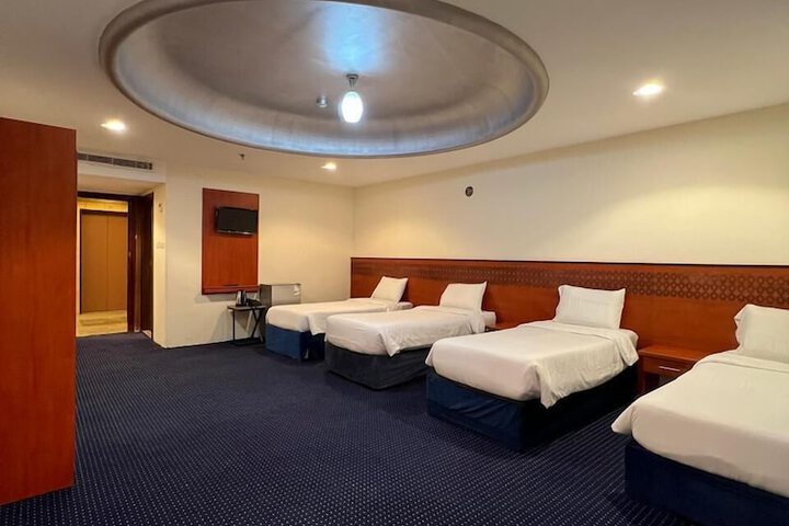Room 4 of 8
