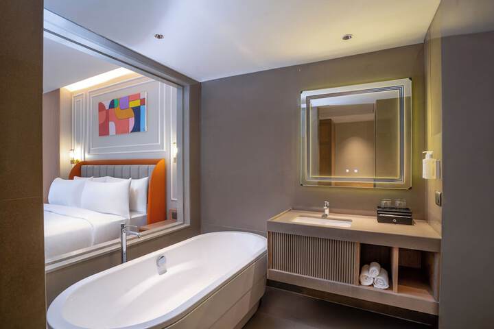 Room 13 of 18