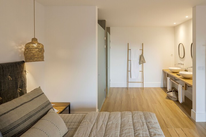 Room 47 of 106