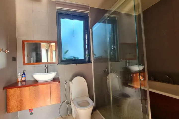 Room 4 of 8