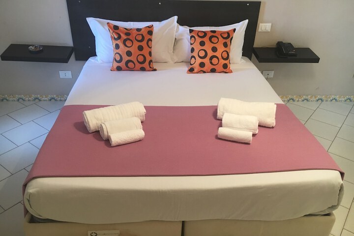 Room 12 of 34