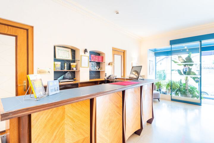 Concierge desk