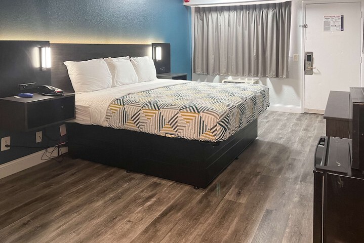 1 King Bed (1 of 15)