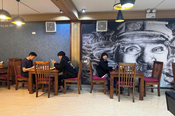 Dining 33 of 53