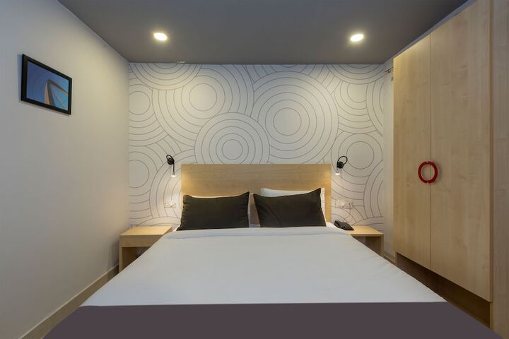 Room 10 of 14