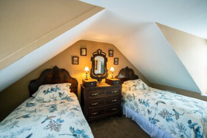 Room 143 of 253