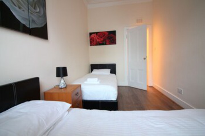 Room 4 of 17