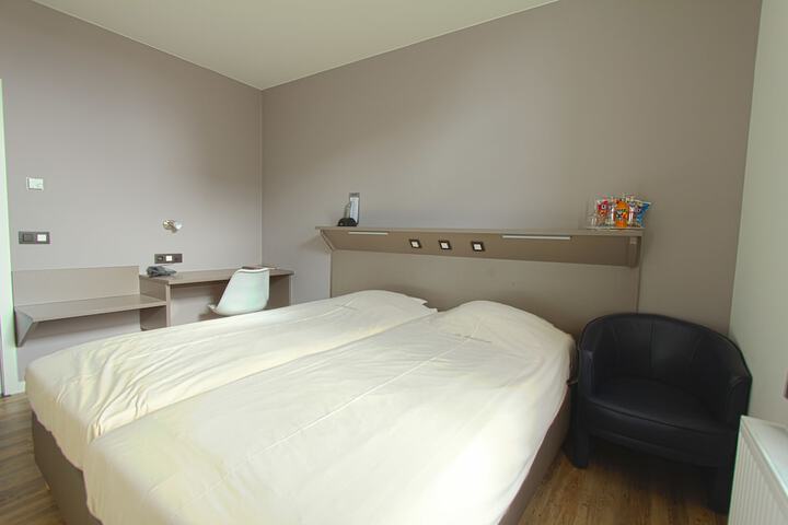 Room 2 of 33