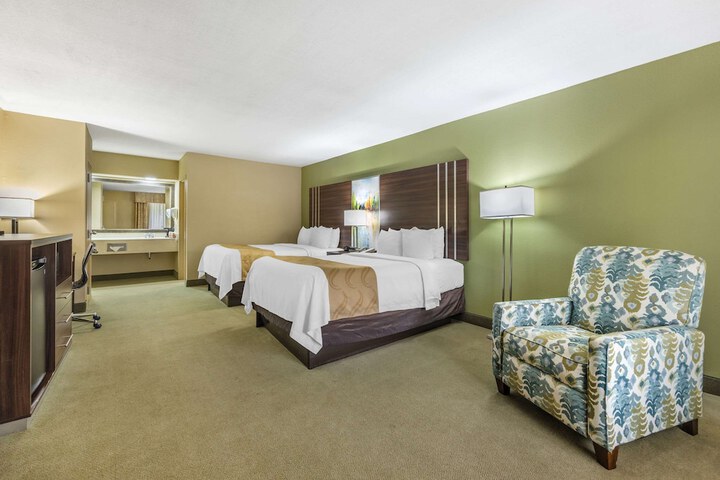 2 Queen Beds (3 of 10)