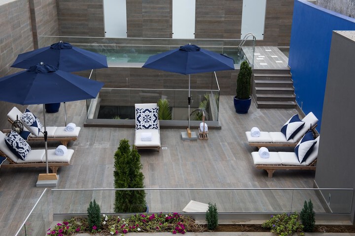 Sundeck 32 of 33