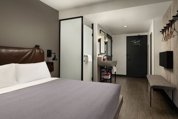 1 Queen Bed (3 of 25)
