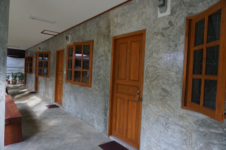 Room 4 of 102