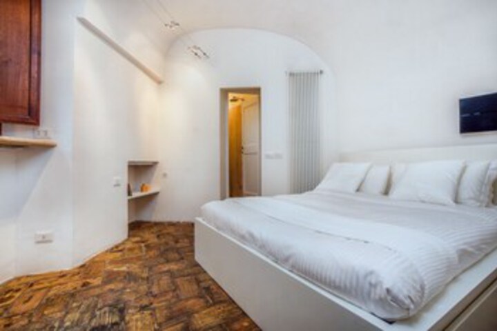 Room 6 of 16