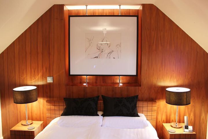 Room 8 of 12