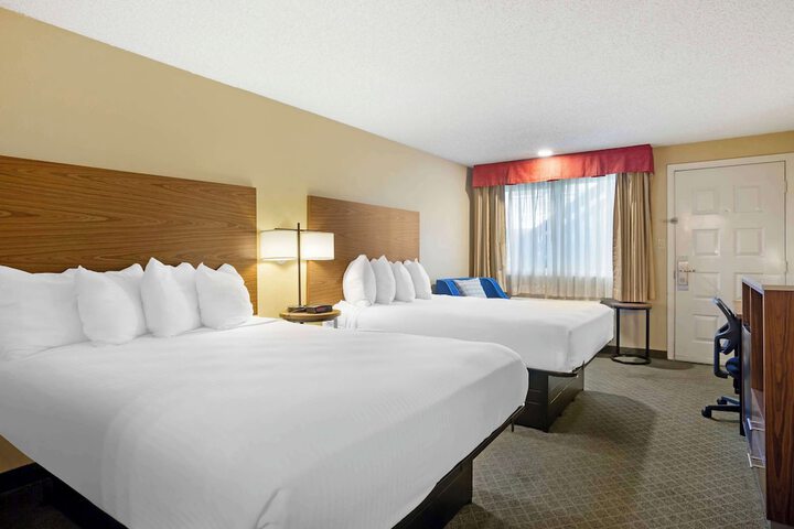 2 Queen Beds Microwave and Refrigerator Full Breakfast (5 of 13)
