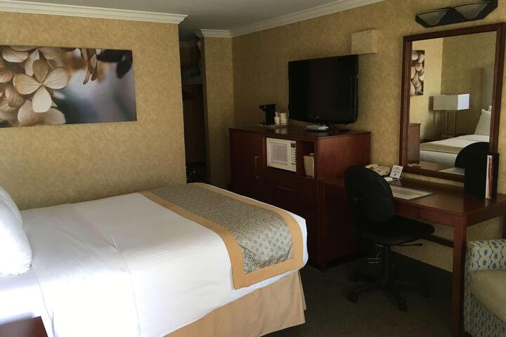 1 Queen Bed (10 of 32)