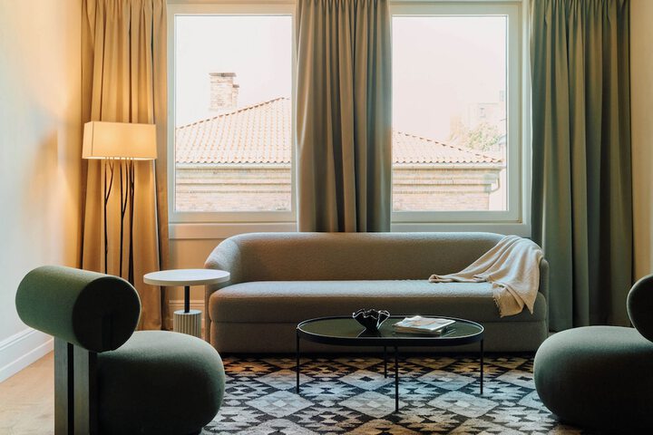 Room 32 of 85