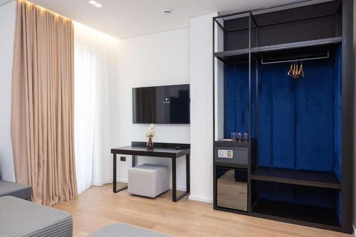 Room 6 of 50