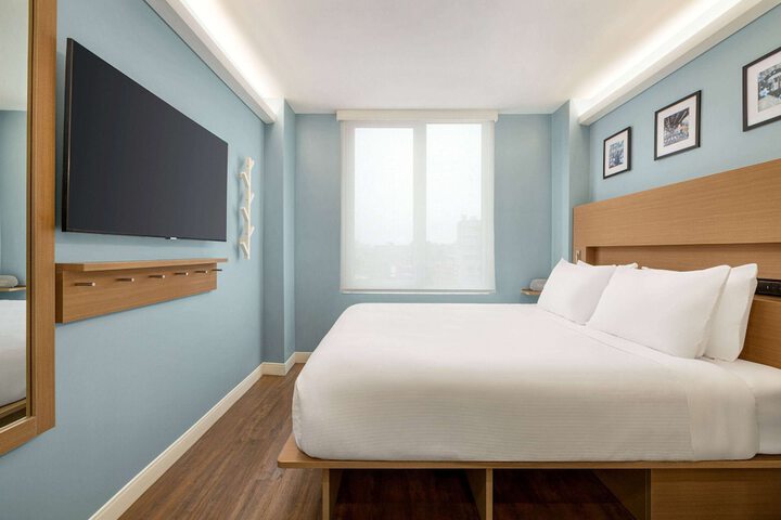 Deluxe King Bed (11 of 11)