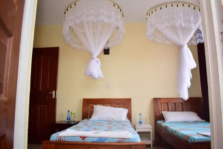 Room 4 of 28