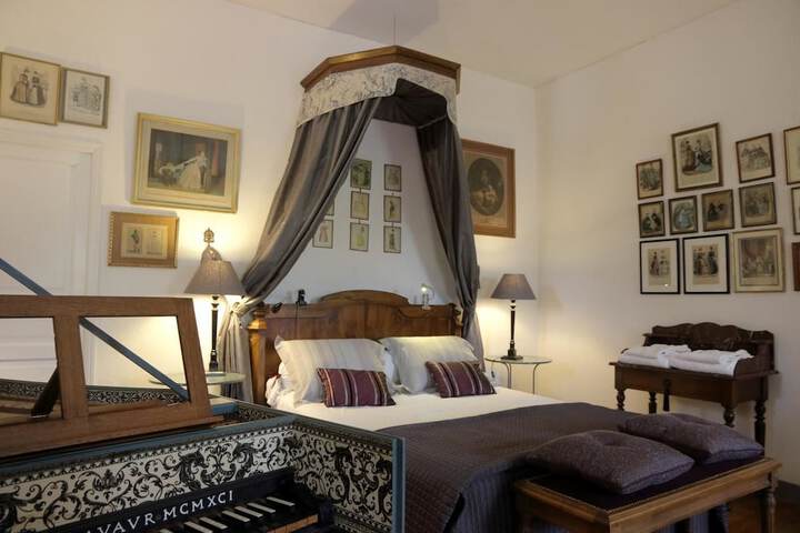 Room 7 of 8