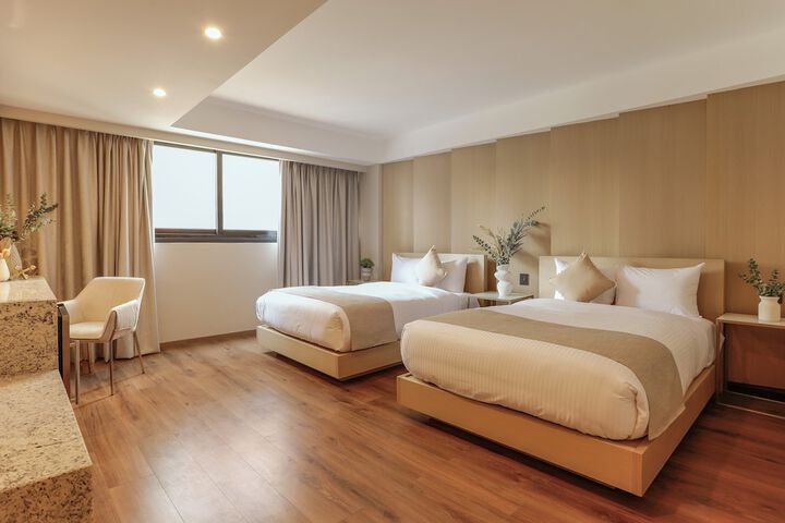 Room 6 of 13