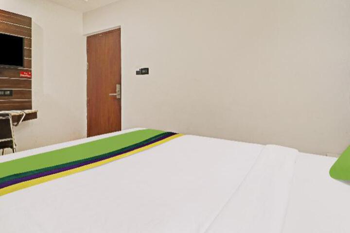 Room 10 of 33