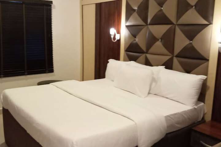 Room 4 of 27