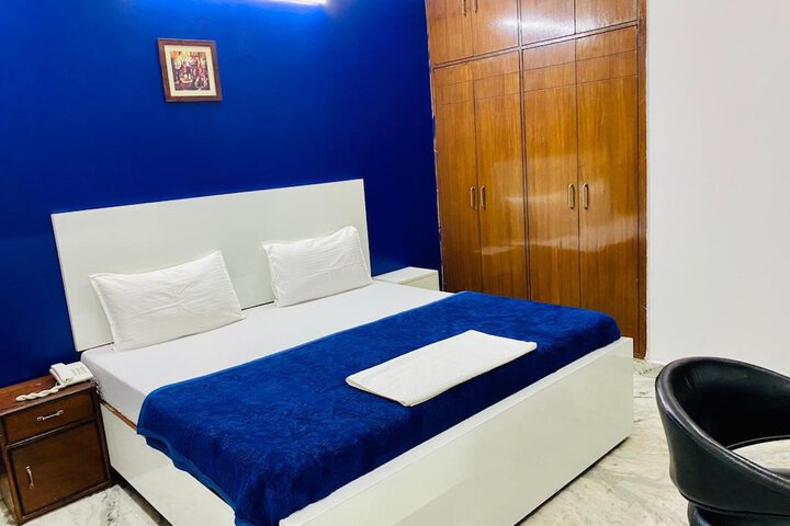 Room 8 of 13