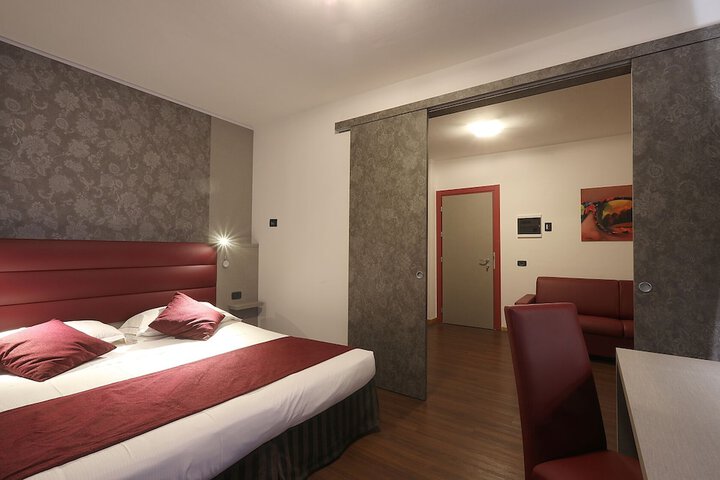 Room 13 of 35