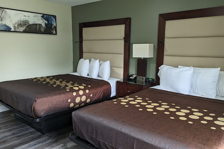 1 Queen Bed (7 of 11)