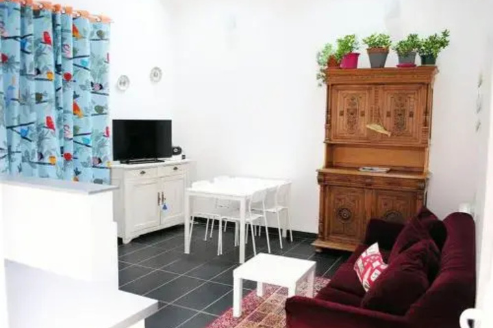 Room 2 of 5