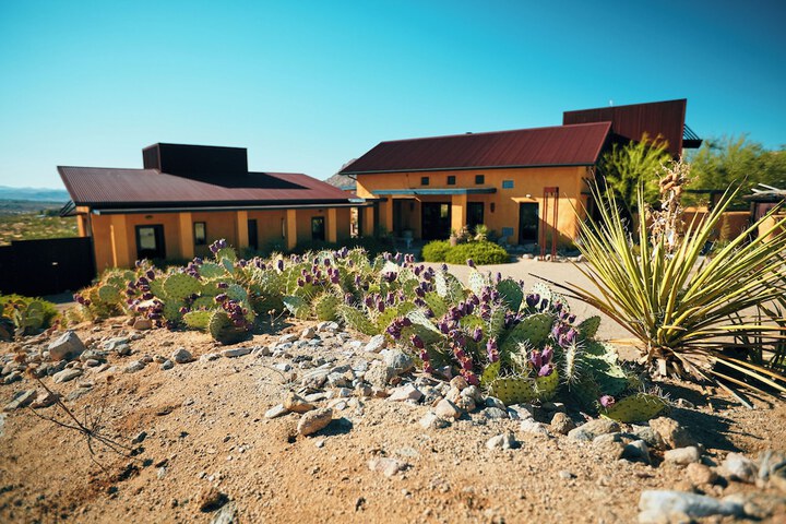 Hotel Exterior 36 of 48