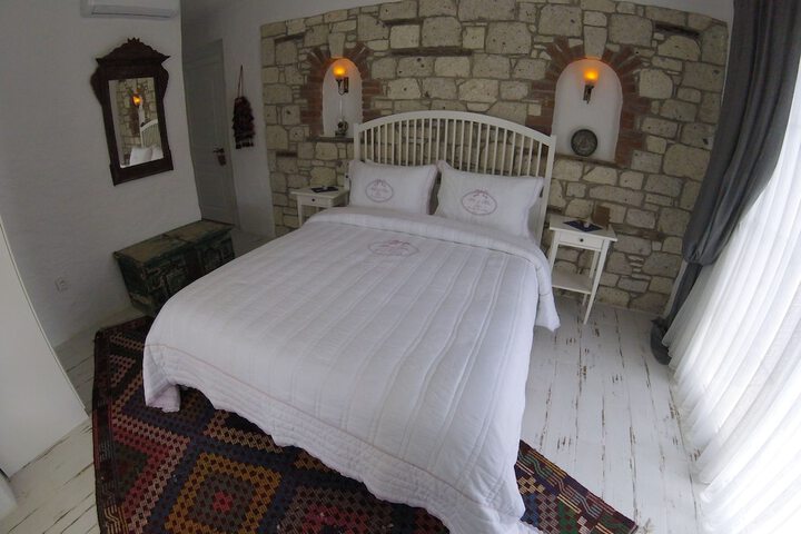 Room 4 of 77