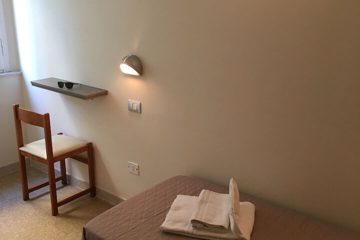Room 9 of 19