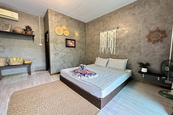 Room 9 of 102