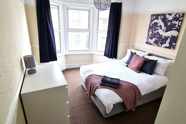 Room 2 of 8