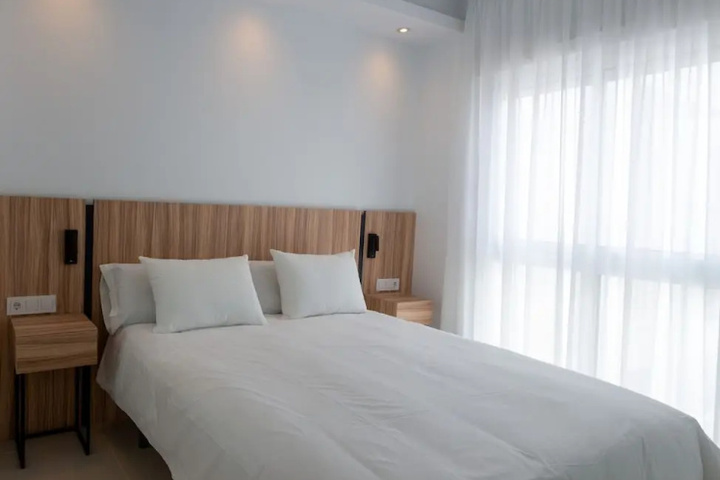 Room 6 of 16