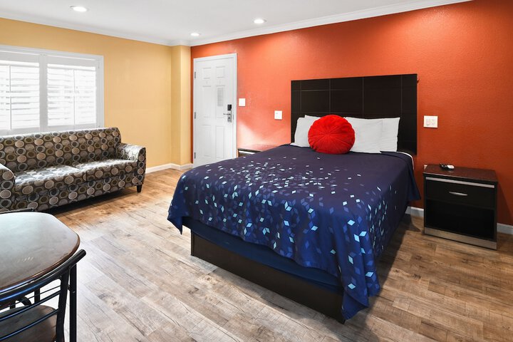 1 Queen Bed (3 of 16)
